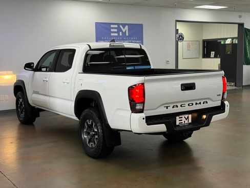 Used 2018 Toyota Tacoma TRD Off-Road w/ Technology Package image 5