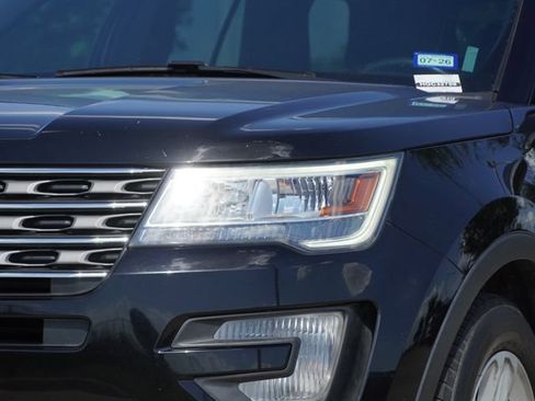 Used 2017 Ford Explorer XLT w/ Equipment Group 201A FWD image 3
