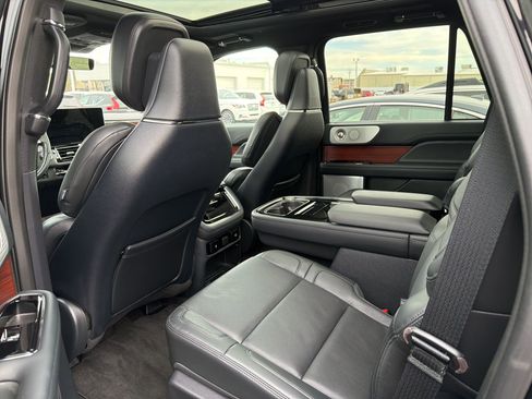 Used 2023 Lincoln Navigator Reserve image 11
