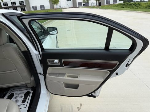 Used 2007 Lincoln MKZ image 17