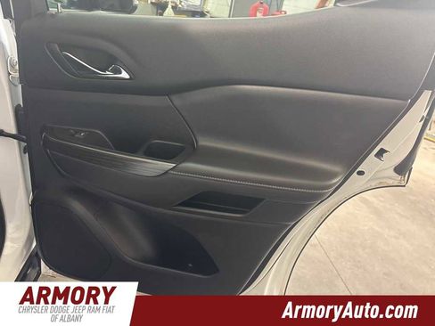 Used 2023 GMC Acadia SLT image 33