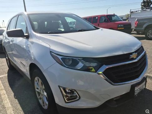 Used 2018 Chevrolet Equinox LS image 3