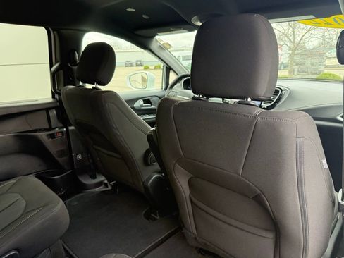 Used 2022 Chrysler Pacifica Touring FWD image 27