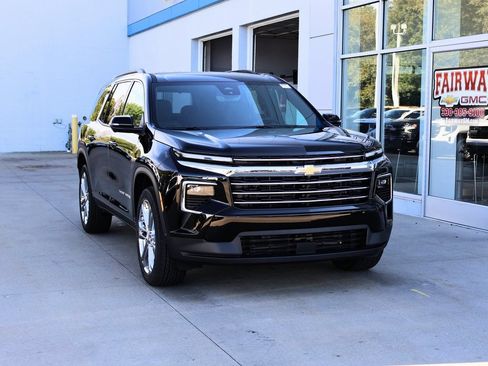New 2026 Chevrolet Traverse LT w/ Driver Confidence Package FWD image 2