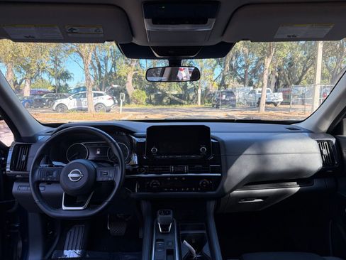 Used 2025 Nissan Pathfinder SV image 32