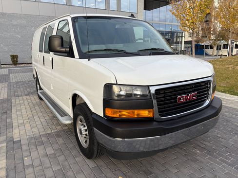 Used 2024 GMC Savana 2500 w/ Driver Convenience Package image 4