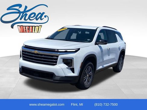 Certified 2025 Chevrolet Traverse LT FWD image 1