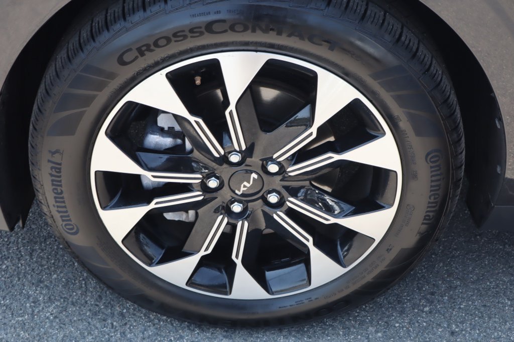 Used 2024 Kia Carnival EX FWD image 14