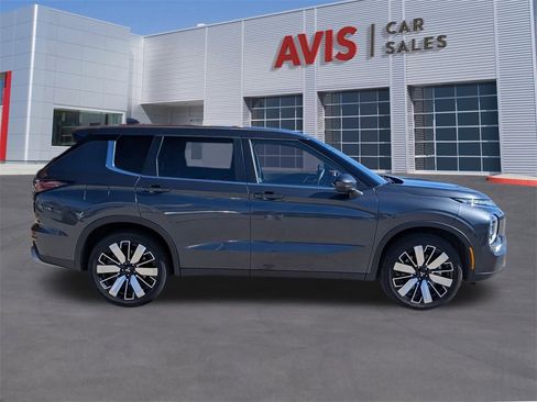 Used 2025 Mitsubishi Outlander SE image 5