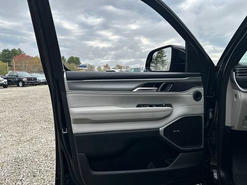 Used 2025 Jeep Wagoneer 4WD image 23