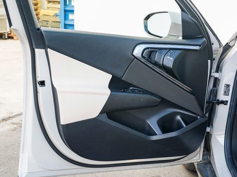 Used 2025 BMW X3 xDrive30i w/ Premium Package image 9