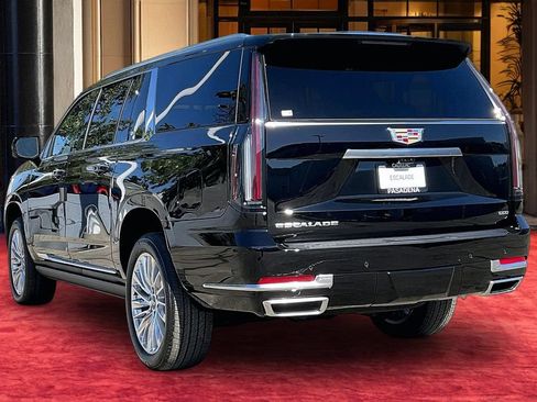 New 2026 Cadillac Escalade ESV Luxury w/ LPO, Floor Liner Package AWD/4WD image 4