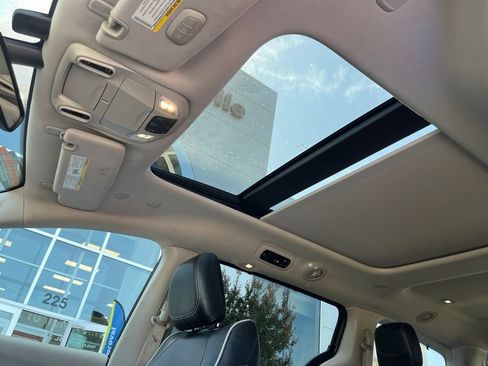 Used 2022 Chrysler Pacifica Limited FWD image 13