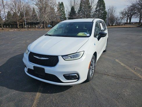 Used 2024 Chrysler Pacifica Select image 2