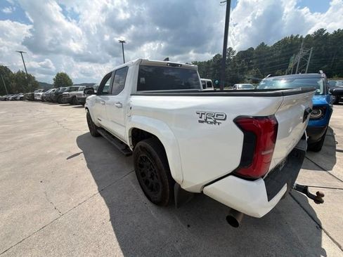 Used 2025 Toyota Tacoma TRD Sport AWD/4WD image 3