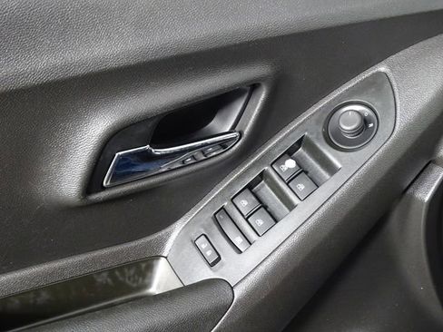 Used 2020 Chevrolet Trax LT w/ LT Convenience Package image 17