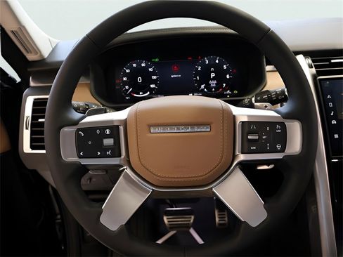 Used 2025 Land Rover Discovery Metropolitan Edition image 62