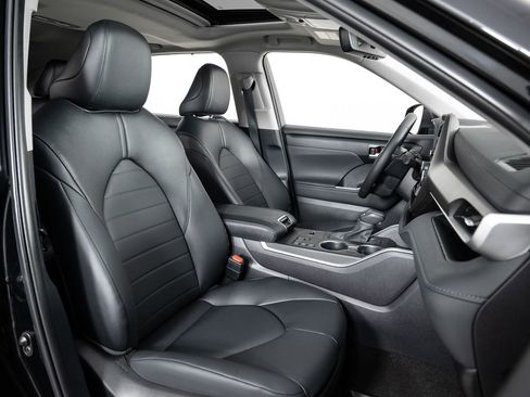 Used 2024 Toyota Highlander XLE image 30