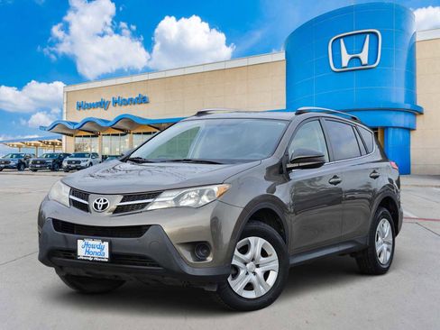 Used 2015 Toyota RAV4 LE image 1