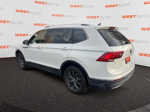 Used 2024 Volkswagen Tiguan SE w/ Panoramic Sunroof Package image 3