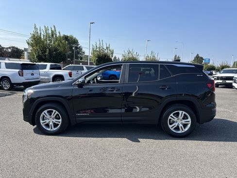 Used 2024 GMC Terrain SLE image 2
