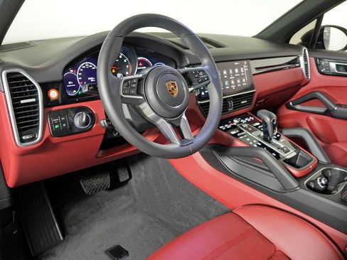 Certified 2023 Porsche Cayenne AWD/4WD image 4