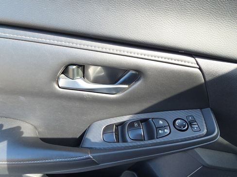 Used 2025 Nissan Sentra SV FWD image 13