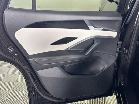 Certified 2025 Volkswagen Tiguan SE FWD image 19