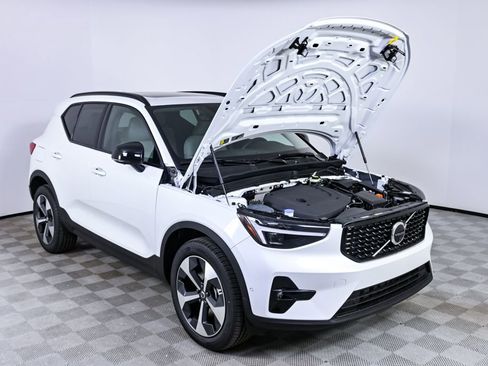New 2026 Volvo XC40 B5 Plus w/ Protection Package Premier image 32