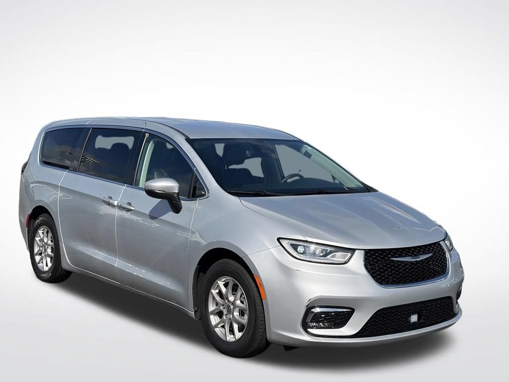 Certified 2023 Chrysler Pacifica Touring-L FWD image 3