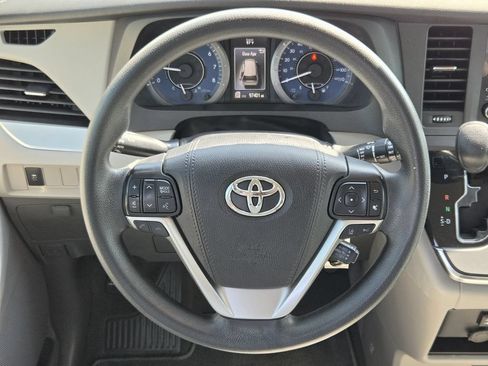 Used 2019 Toyota Sienna LE FWD image 14