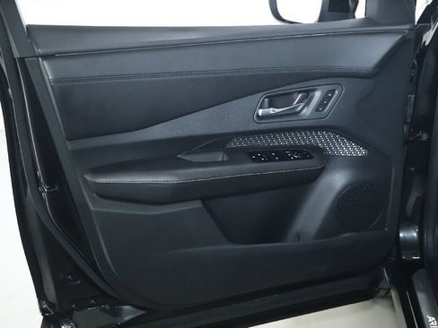 Used 2023 Nissan Ariya AWD image 15