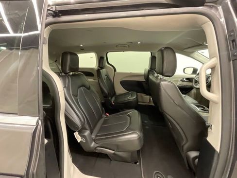 Used 2023 Chrysler Pacifica Touring-L FWD image 24