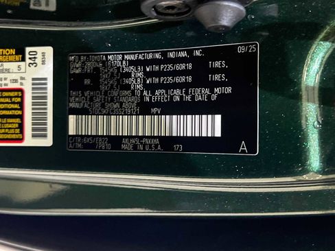 Certified 2025 Toyota Sienna XLE Woodland Edition image 29