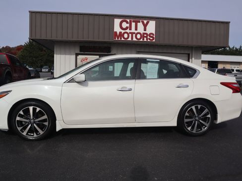 Used 2016 Nissan Altima 2.5 SR w/ LED Appearance Package image 10