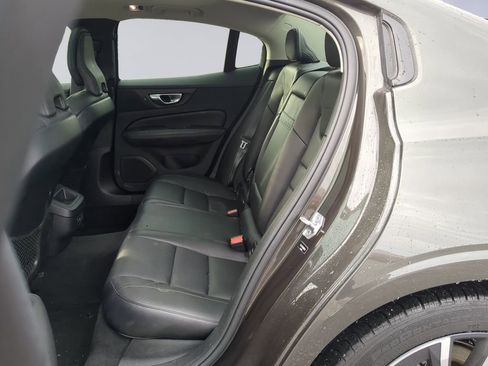 Used 2022 Volvo S60 B5 Momentum image 16