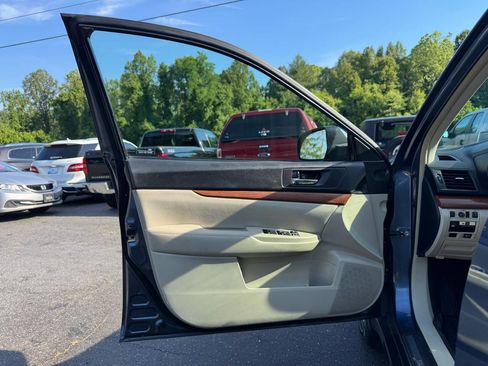 Used 2014 Subaru Outback 2.5i Limited AWD/4WD image 9