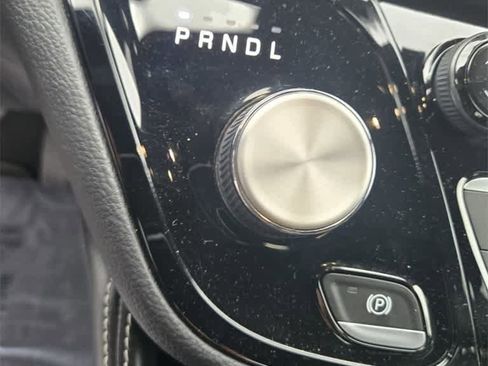 Used 2022 Chrysler Pacifica Limited w/ Uconnect Theater Family Group image 14