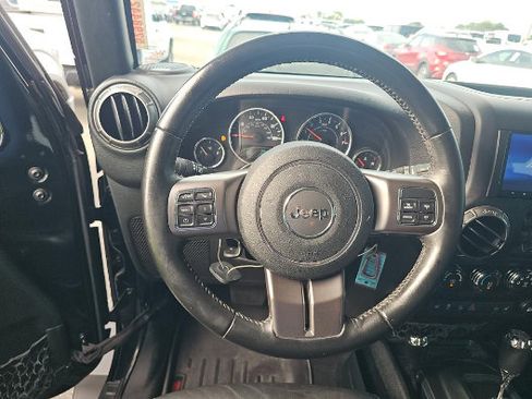 Used 2018 Jeep Wrangler Unlimited Sahara AWD/4WD image 5