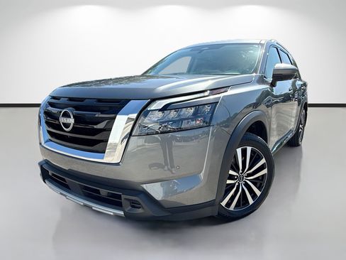 Used 2025 Nissan Pathfinder Platinum FWD image 1