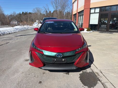 Used 2018 Toyota Prius Prime Premium image 2