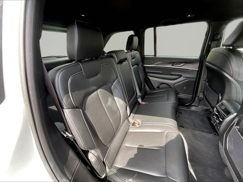 Used 2025 Jeep Grand Cherokee Limited AWD/4WD image 25