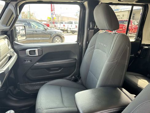 Used 2019 Jeep Wrangler Unlimited Sahara image 15