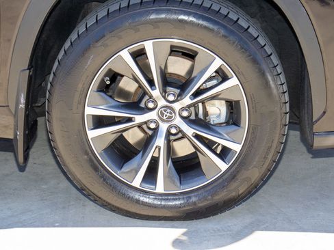 Used 2022 Toyota Highlander LE image 40