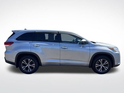 Used 2017 Toyota Highlander Plus AWD/4WD image 8
