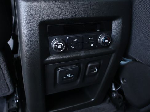 Used 2023 Chevrolet Traverse High Country AWD/4WD image 26