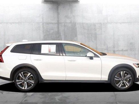 Used 2025 Volvo V60 B5 Cross Country Plus AWD/4WD image 5
