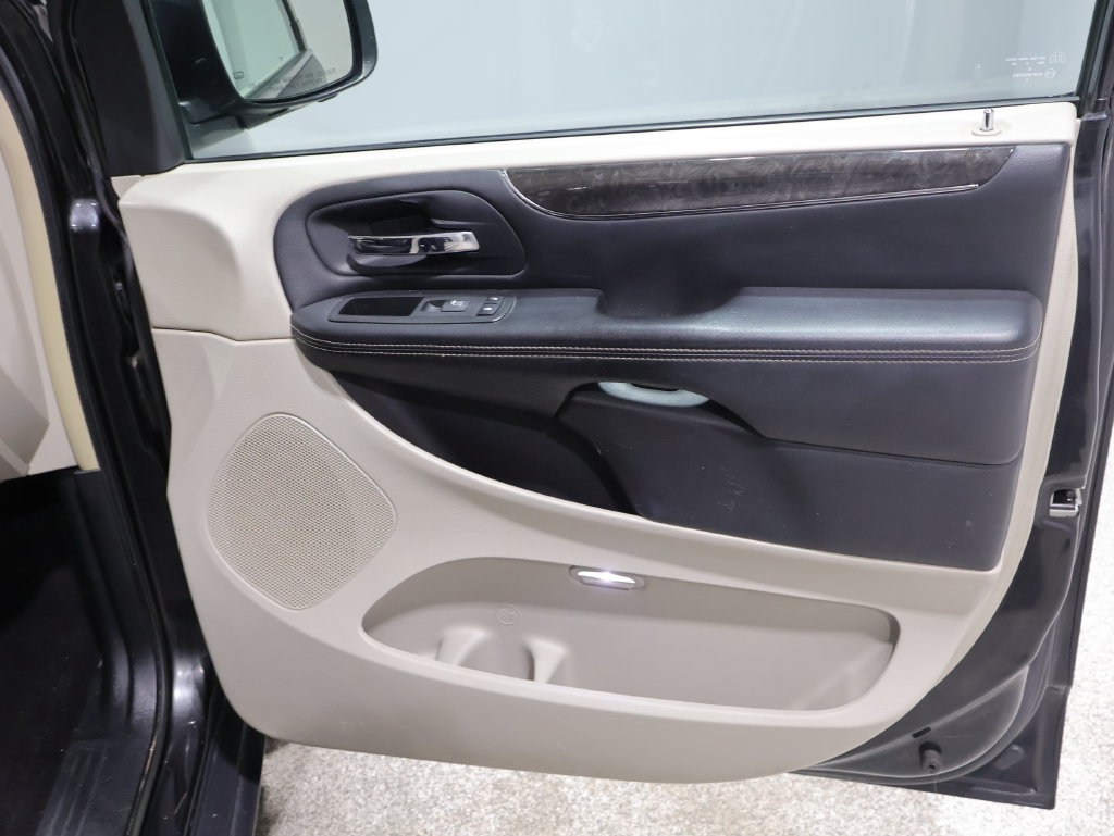 Used 2012 Chrysler Town & Country Touring w/ Entertainment Group #1 FWD image 21
