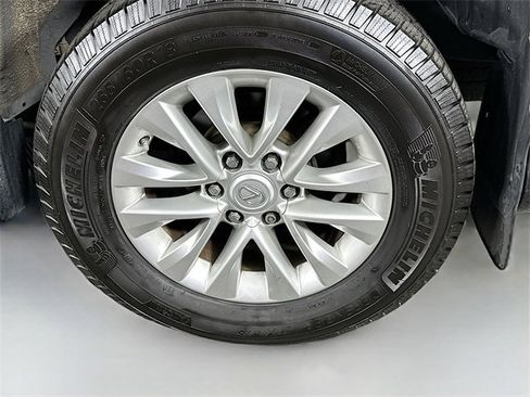 Used 2017 Lexus GX 460 image 32