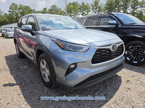 Used 2024 Toyota Highlander LE FWD image 5